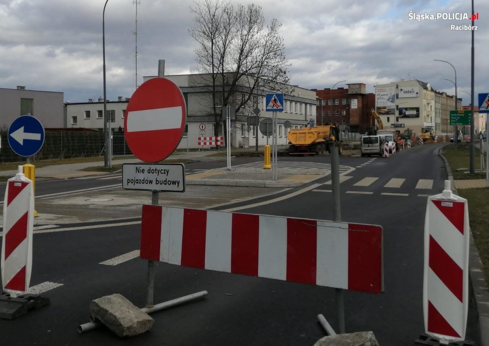Zdjęcie w galerii na portalu naszraciborz.pl: Policja zamknęła parking przy komendzie wiadomości z regionu