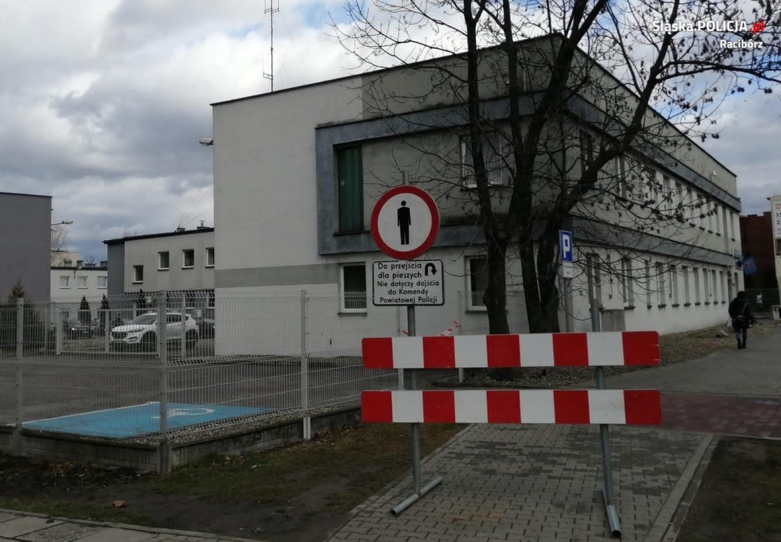 Zdjęcie w galerii na portalu naszraciborz.pl: Policja zamknęła parking przy komendzie wiadomości z regionu