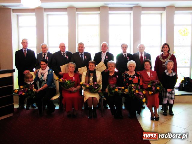 Zdjęcie w galerii na portalu naszraciborz.pl: Ramię przy ramieniu, na dobre i złe wiadomości z regionu