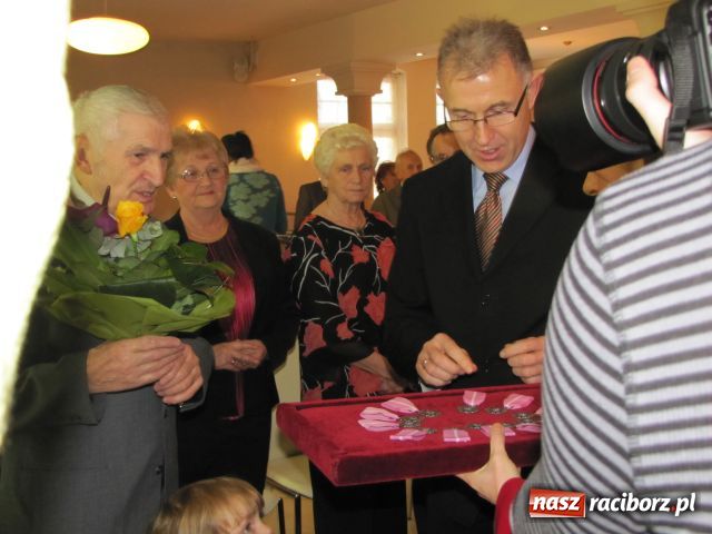 Zdjęcie w galerii na portalu naszraciborz.pl: Ramię przy ramieniu, na dobre i złe wiadomości z regionu