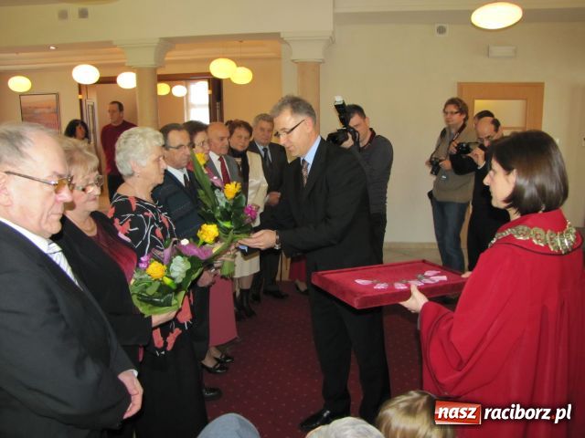 Zdjęcie w galerii na portalu naszraciborz.pl: Ramię przy ramieniu, na dobre i złe wiadomości z regionu