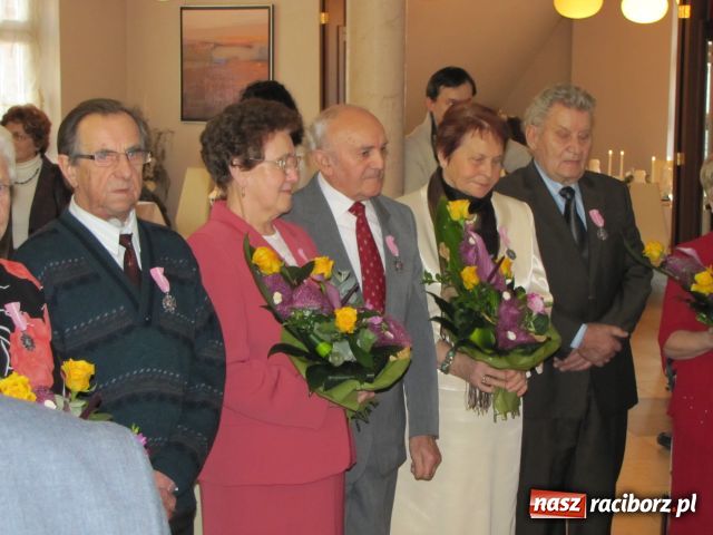 Zdjęcie w galerii na portalu naszraciborz.pl: Ramię przy ramieniu, na dobre i złe wiadomości z regionu