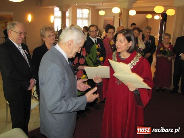 Zdjęcie w galerii na portalu naszraciborz.pl: Ramię przy ramieniu, na dobre i złe wiadomości z regionu