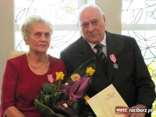 Zdjęcie w galerii na portalu naszraciborz.pl: Ramię przy ramieniu, na dobre i złe wiadomości z regionu