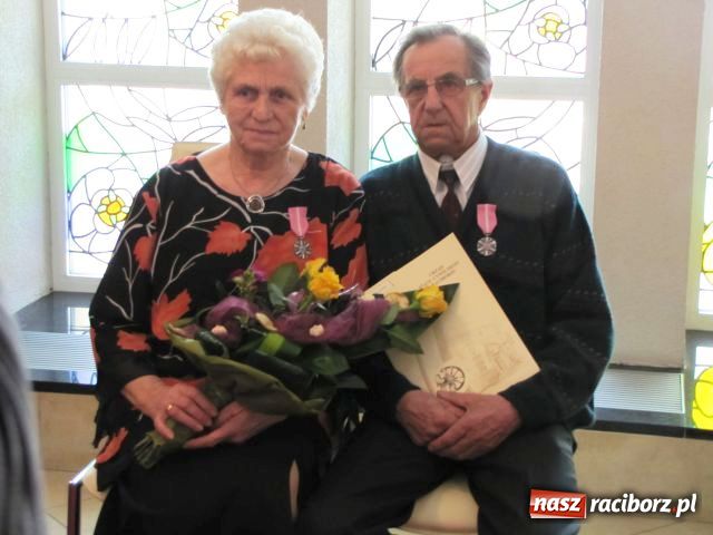 Zdjęcie w galerii na portalu naszraciborz.pl: Ramię przy ramieniu, na dobre i złe wiadomości z regionu