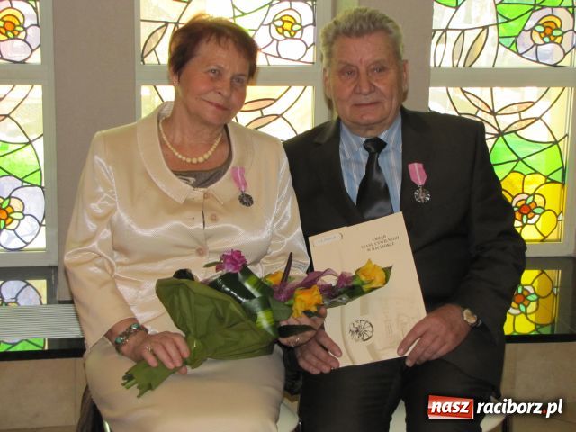Zdjęcie w galerii na portalu naszraciborz.pl: Ramię przy ramieniu, na dobre i złe wiadomości z regionu