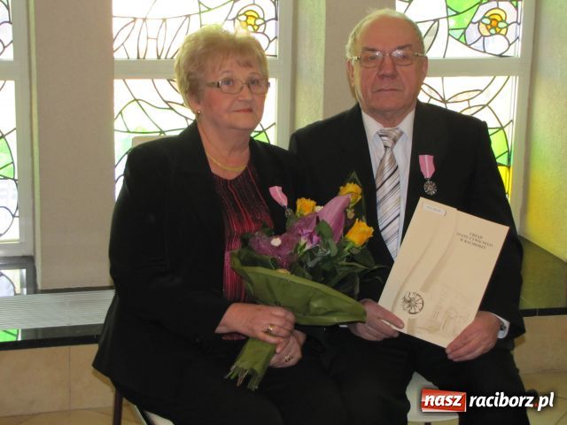 Zdjęcie w galerii na portalu naszraciborz.pl: Ramię przy ramieniu, na dobre i złe wiadomości z regionu