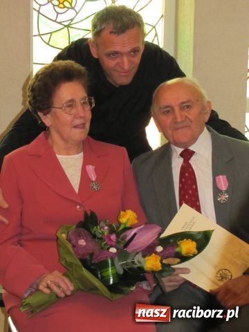 Zdjęcie w galerii na portalu naszraciborz.pl: Ramię przy ramieniu, na dobre i złe wiadomości z regionu