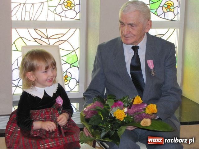 Zdjęcie w galerii na portalu naszraciborz.pl: Ramię przy ramieniu, na dobre i złe wiadomości z regionu