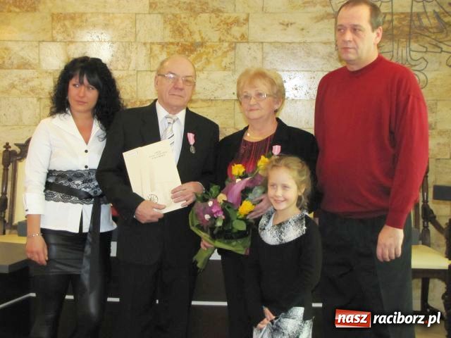 Zdjęcie w galerii na portalu naszraciborz.pl: Ramię przy ramieniu, na dobre i złe wiadomości z regionu