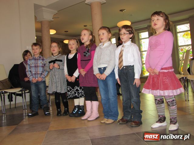 Zdjęcie w galerii na portalu naszraciborz.pl: Ramię przy ramieniu, na dobre i złe wiadomości z regionu