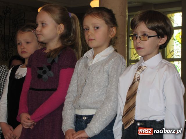 Zdjęcie w galerii na portalu naszraciborz.pl: Ramię przy ramieniu, na dobre i złe wiadomości z regionu