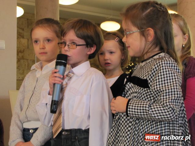 Zdjęcie w galerii na portalu naszraciborz.pl: Ramię przy ramieniu, na dobre i złe wiadomości z regionu