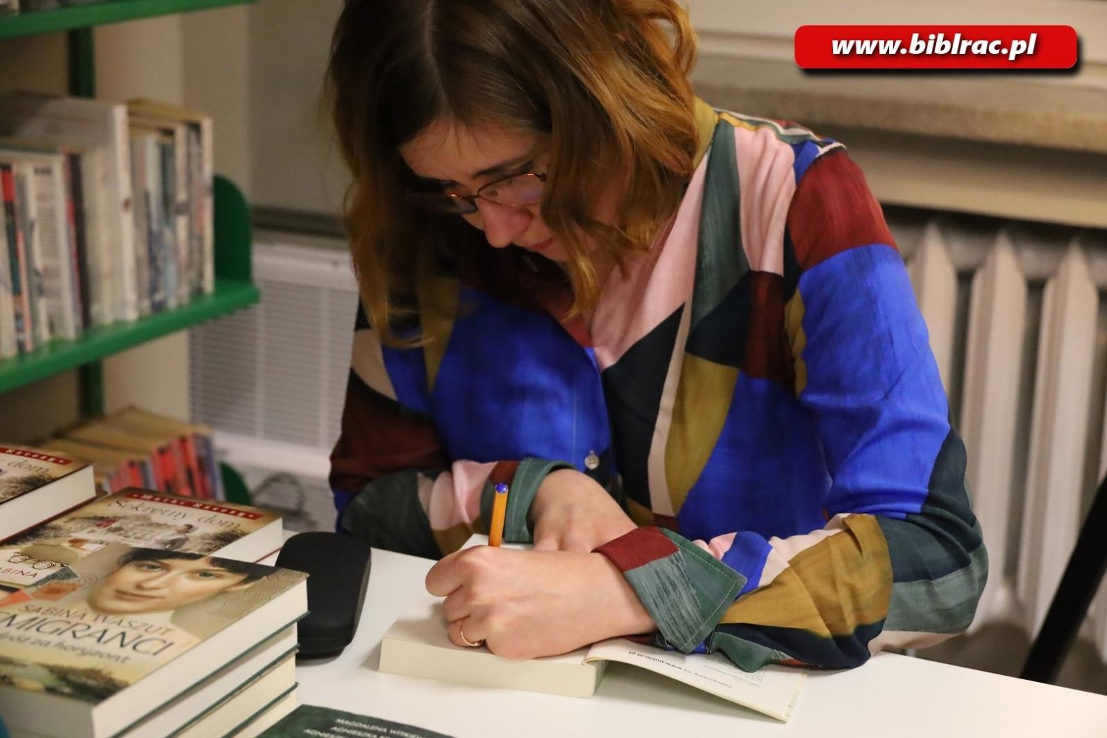 Zdjęcie w galerii na portalu naszraciborz.pl: Jakie są Ślązaczki? Spotkanie z Sabiną Waszut w bibliotece wiadomości z regionu