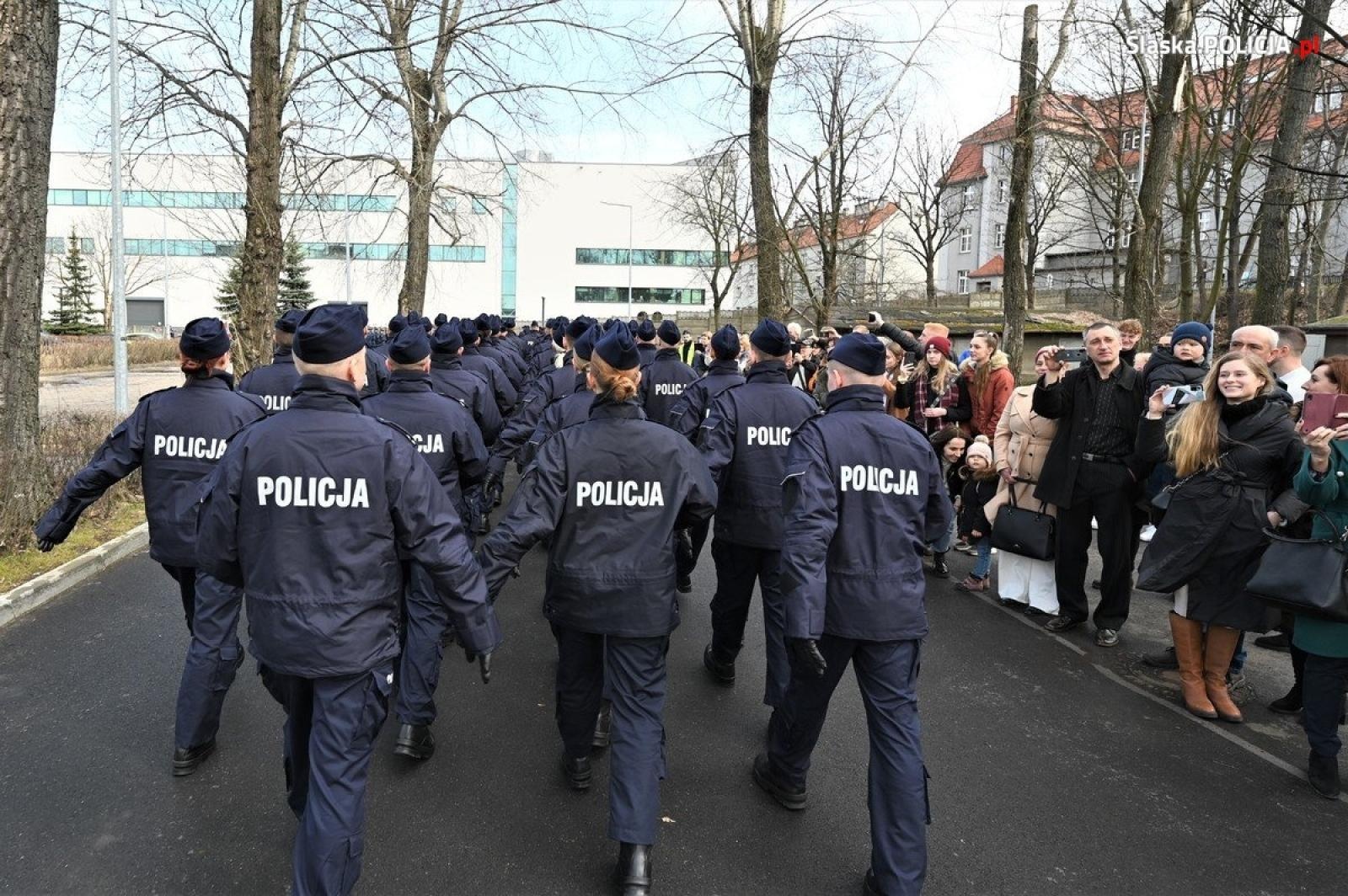 Zdjęcie w galerii na portalu naszraciborz.pl: Ponad 80 nowych śląskich policjantek i policjantów złożyło ślubowanie wiadomości z regionu
