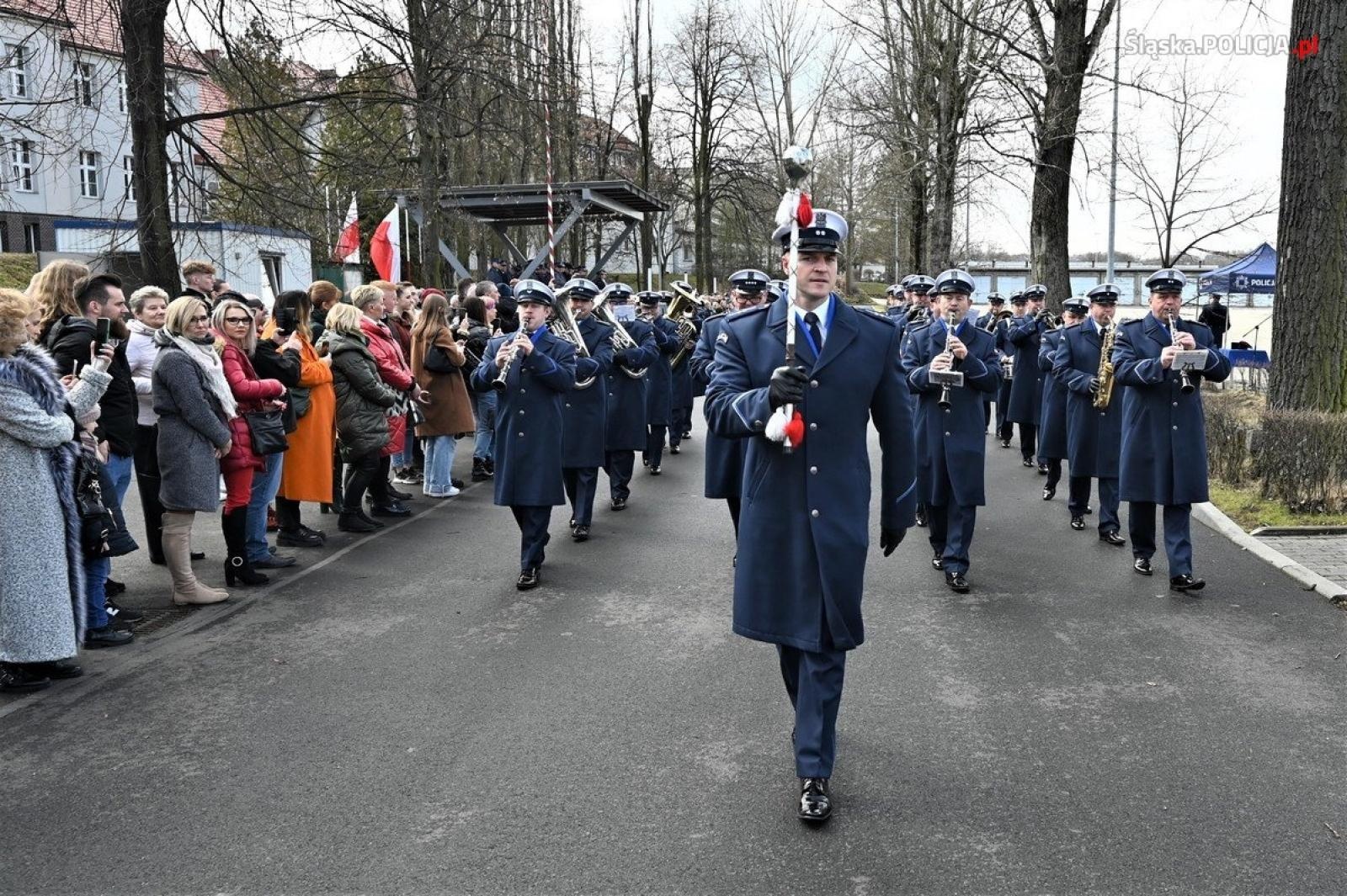 Zdjęcie w galerii na portalu naszraciborz.pl: Ponad 80 nowych śląskich policjantek i policjantów złożyło ślubowanie wiadomości z regionu
