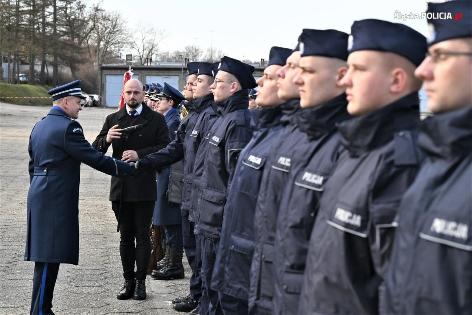 Zdjęcie w galerii na portalu naszraciborz.pl: Ponad 80 nowych śląskich policjantek i policjantów złożyło ślubowanie wiadomości z regionu