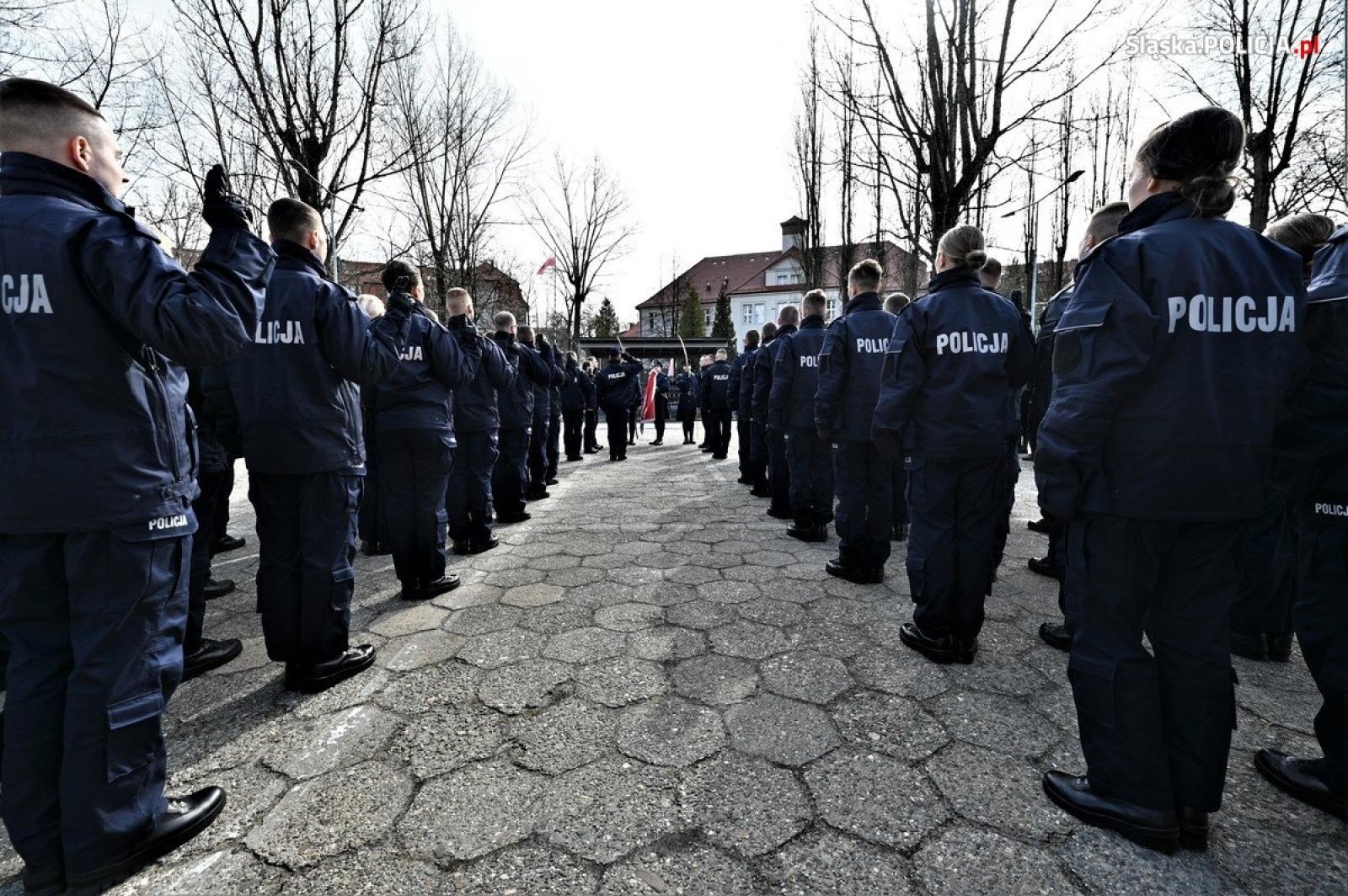 Zdjęcie w galerii na portalu naszraciborz.pl: Ponad 80 nowych śląskich policjantek i policjantów złożyło ślubowanie wiadomości z regionu