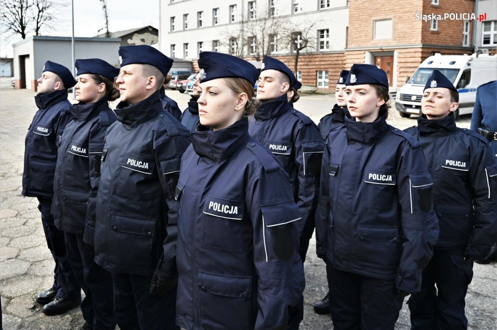 Zdjęcie w galerii na portalu naszraciborz.pl: Ponad 80 nowych śląskich policjantek i policjantów złożyło ślubowanie wiadomości z regionu