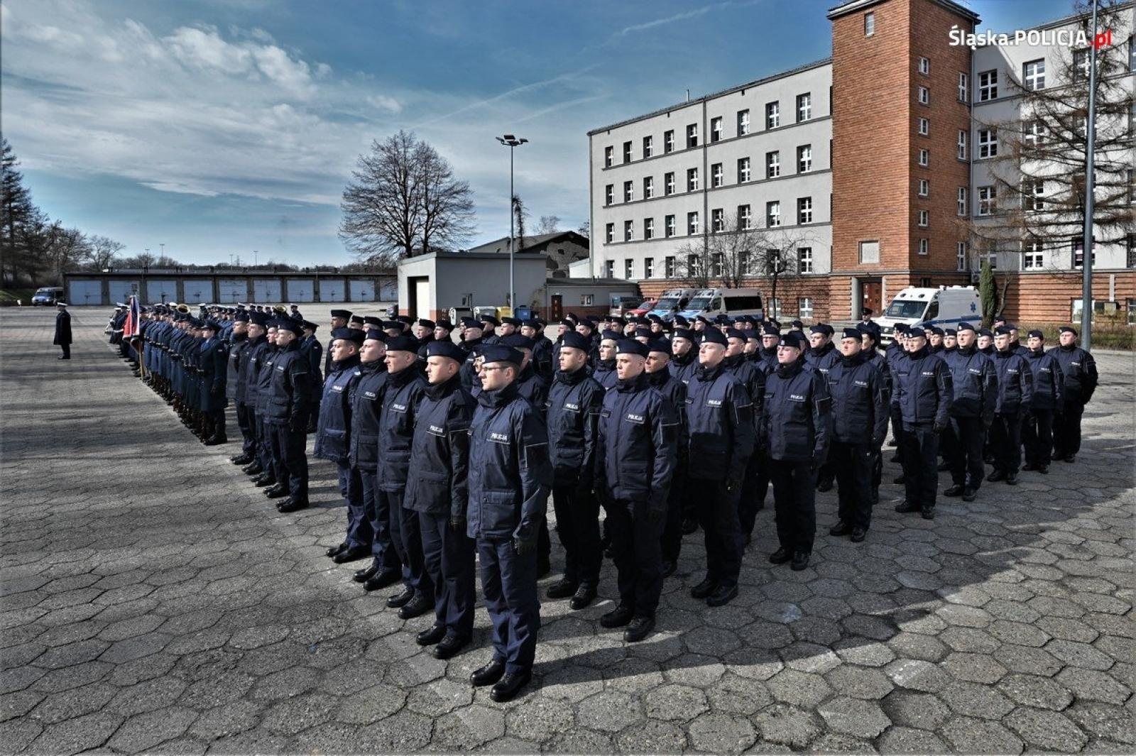 Zdjęcie w galerii na portalu naszraciborz.pl: Ponad 80 nowych śląskich policjantek i policjantów złożyło ślubowanie wiadomości z regionu