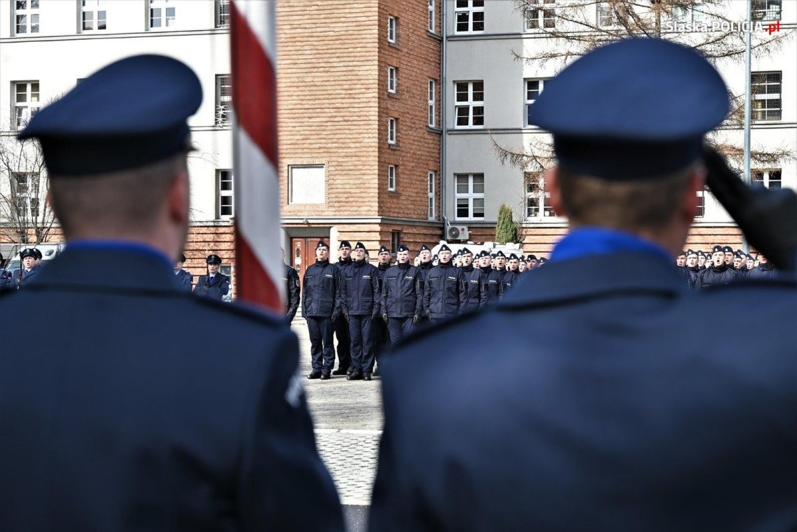 Zdjęcie w galerii na portalu naszraciborz.pl: Ponad 80 nowych śląskich policjantek i policjantów złożyło ślubowanie wiadomości z regionu