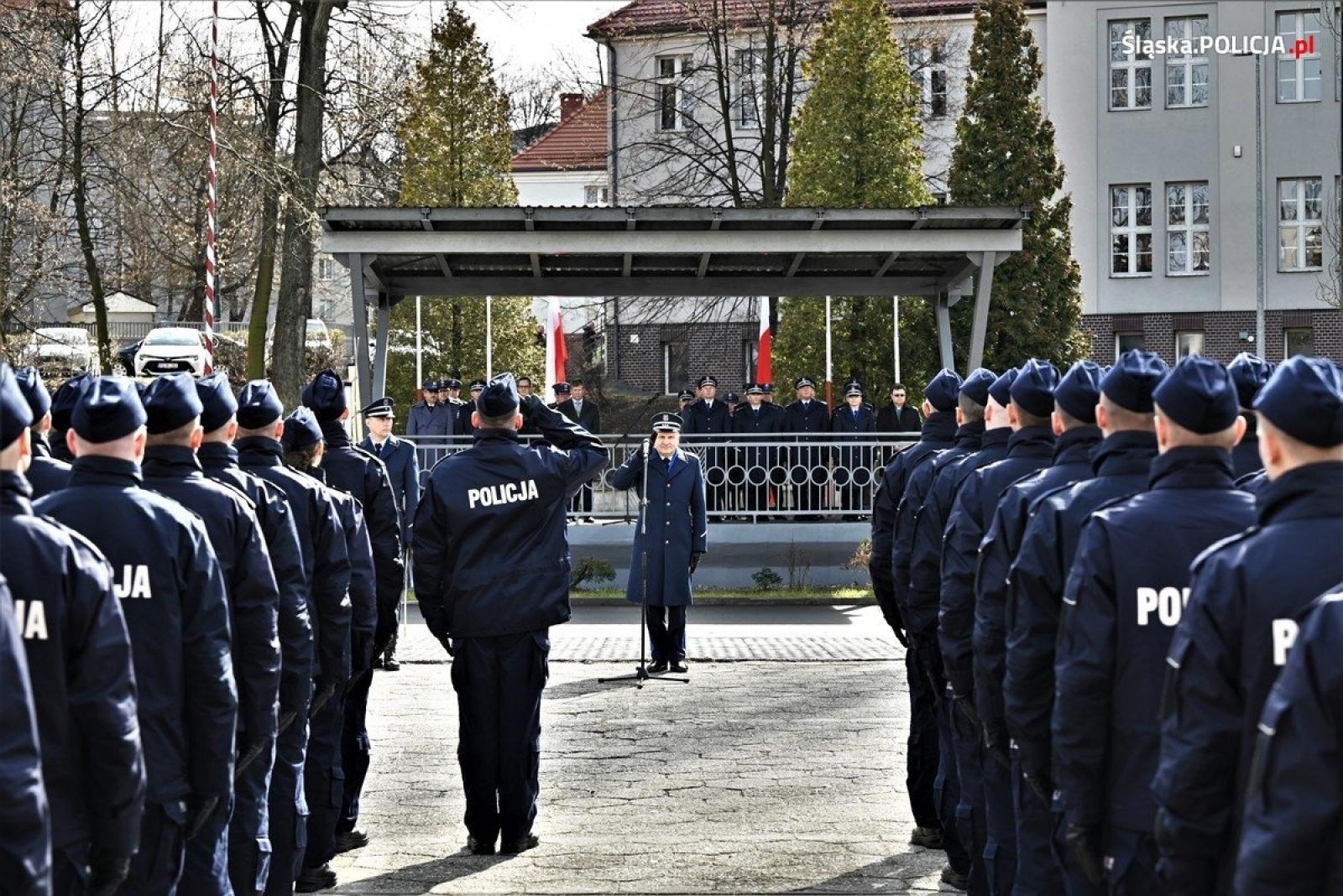 Zdjęcie w galerii na portalu naszraciborz.pl: Ponad 80 nowych śląskich policjantek i policjantów złożyło ślubowanie wiadomości z regionu