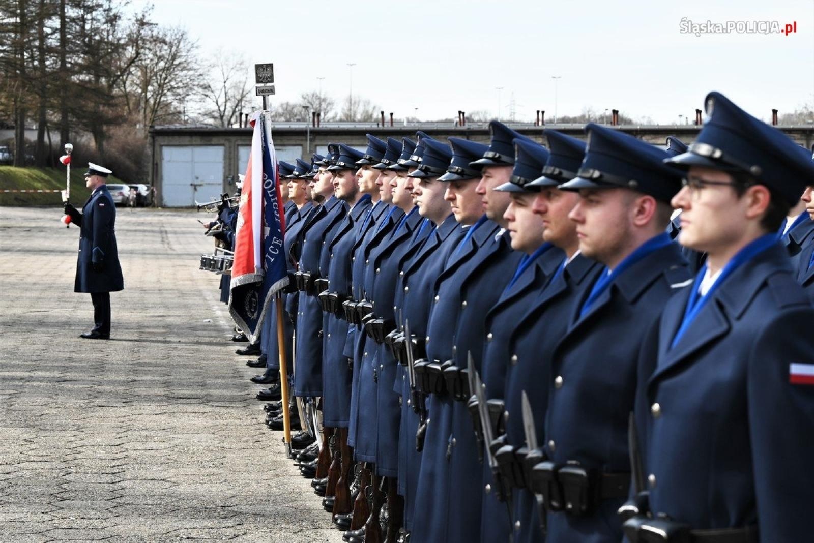 Zdjęcie w galerii na portalu naszraciborz.pl: Ponad 80 nowych śląskich policjantek i policjantów złożyło ślubowanie wiadomości z regionu