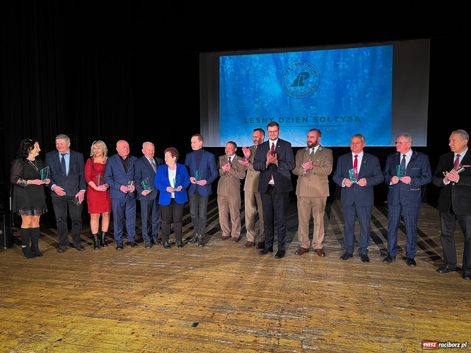 Zdjęcie w galerii na portalu naszraciborz.pl: Cezary Pazura w RCK na Dniu Sołtysa. M. Woś: dodatki do emerytury dla sołtysów wiadomości z regionu