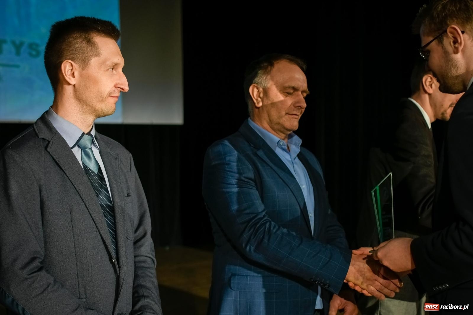 Zdjęcie w galerii na portalu naszraciborz.pl: Cezary Pazura w RCK na Dniu Sołtysa. M. Woś: dodatki do emerytury dla sołtysów wiadomości z regionu