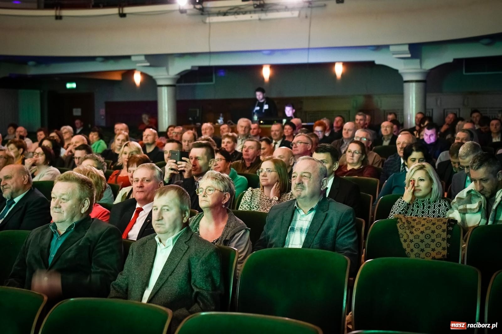 Zdjęcie w galerii na portalu naszraciborz.pl: Cezary Pazura w RCK na Dniu Sołtysa. M. Woś: dodatki do emerytury dla sołtysów wiadomości z regionu