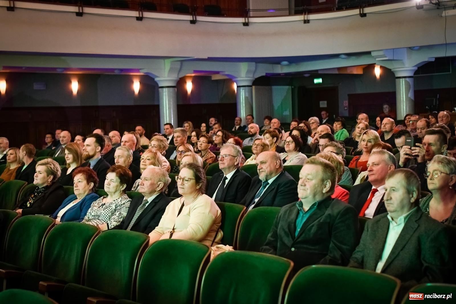 Zdjęcie w galerii na portalu naszraciborz.pl: Cezary Pazura w RCK na Dniu Sołtysa. M. Woś: dodatki do emerytury dla sołtysów wiadomości z regionu