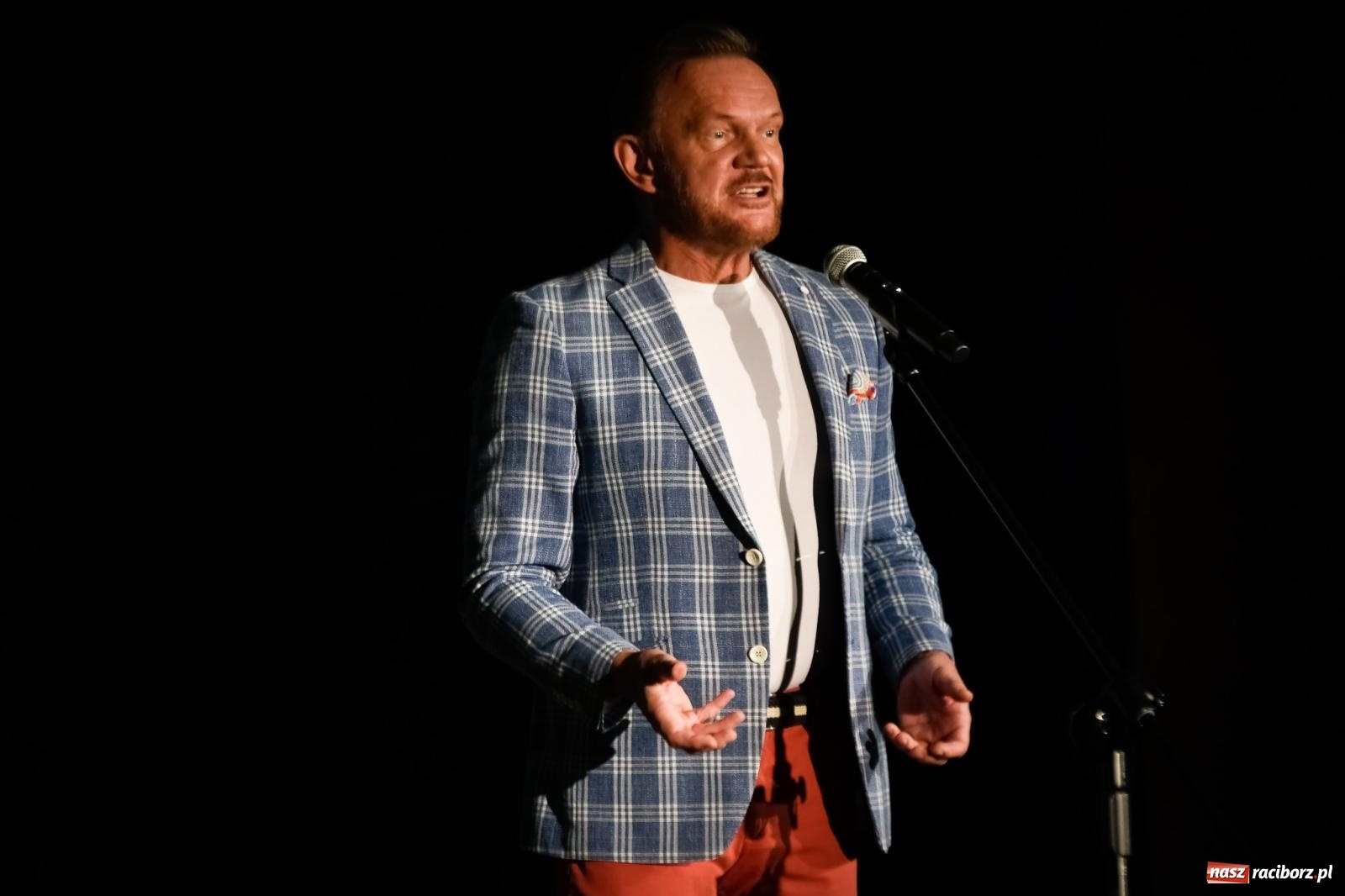 Zdjęcie w galerii na portalu naszraciborz.pl: Cezary Pazura w RCK na Dniu Sołtysa. M. Woś: dodatki do emerytury dla sołtysów wiadomości z regionu