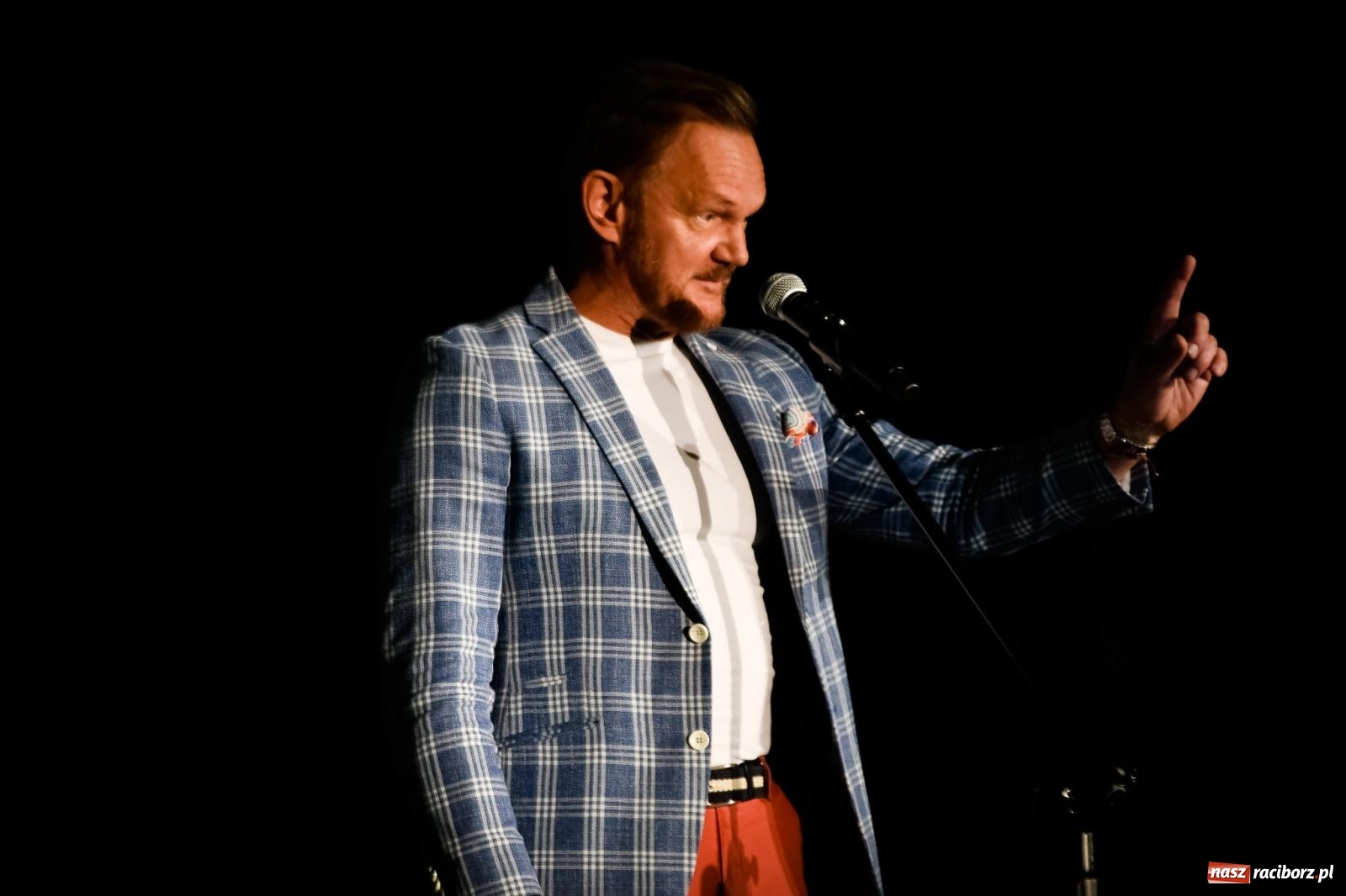 Zdjęcie w galerii na portalu naszraciborz.pl: Cezary Pazura w RCK na Dniu Sołtysa. M. Woś: dodatki do emerytury dla sołtysów wiadomości z regionu