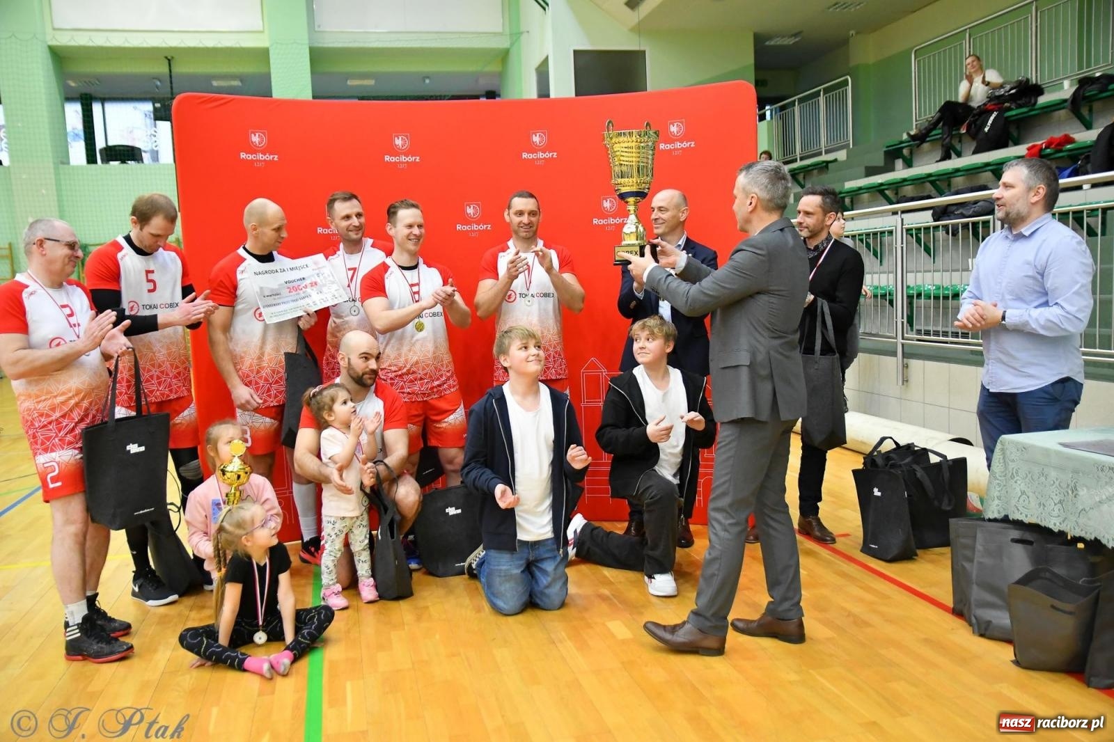 Zdjęcie w galerii na portalu naszraciborz.pl: Tokai Cobex triumfatorem siatkarskiego turnieju o puchar prezydenta wiadomości z regionu