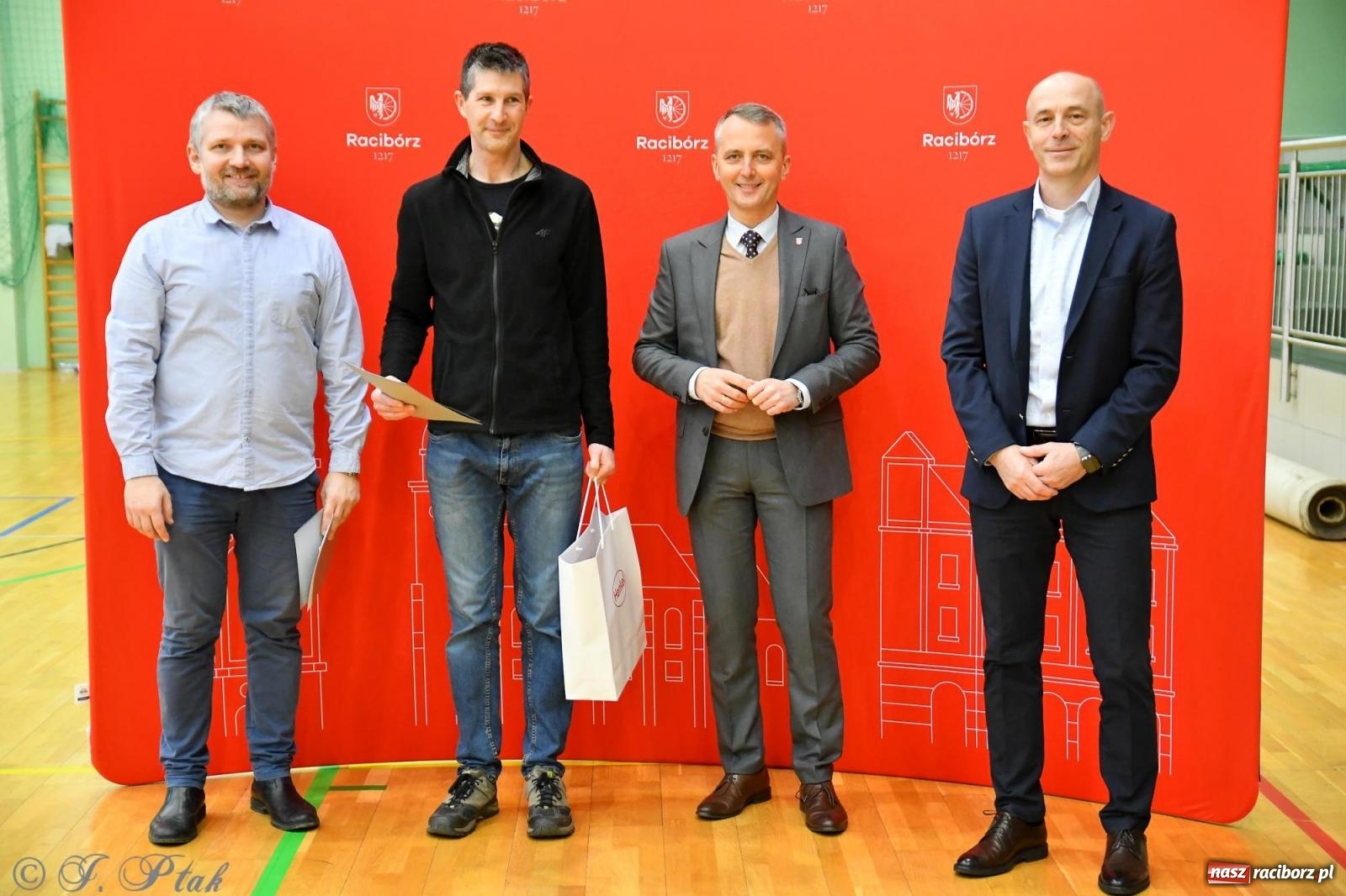 Zdjęcie w galerii na portalu naszraciborz.pl: Tokai Cobex triumfatorem siatkarskiego turnieju o puchar prezydenta wiadomości z regionu