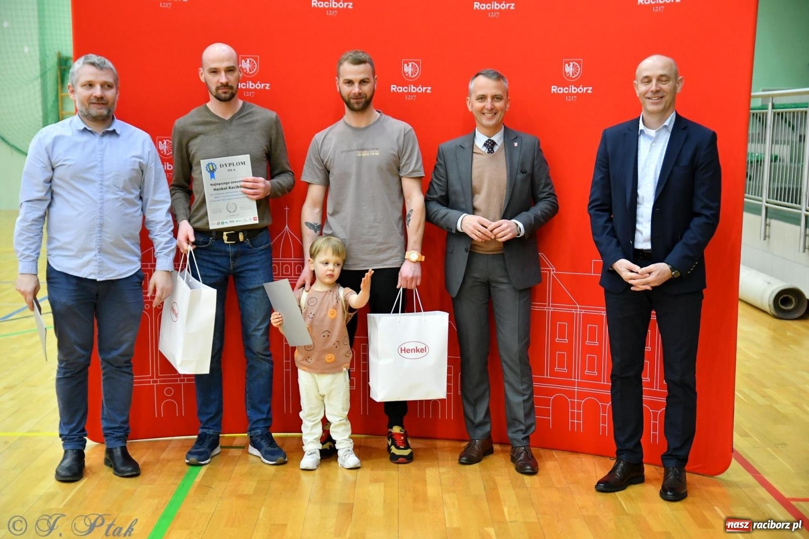 Zdjęcie w galerii na portalu naszraciborz.pl: Tokai Cobex triumfatorem siatkarskiego turnieju o puchar prezydenta wiadomości z regionu