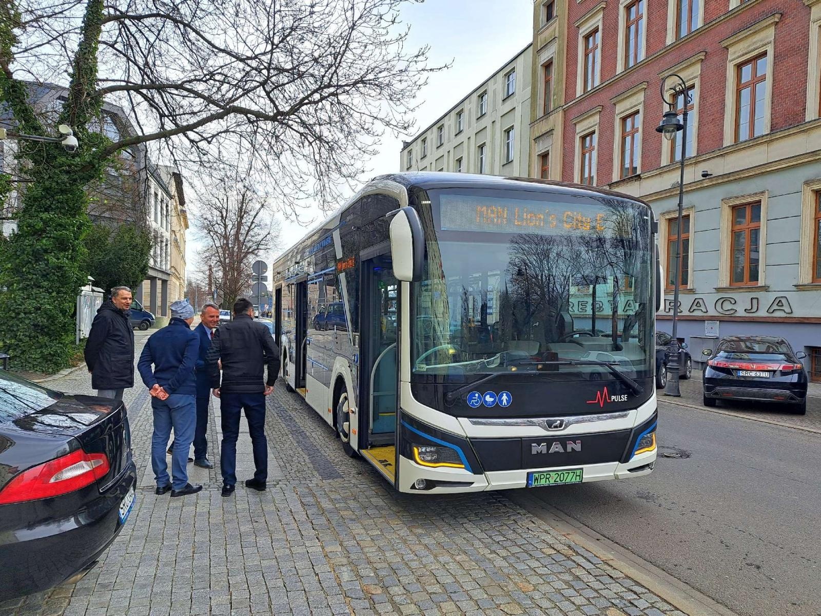 Zdjęcie w galerii na portalu naszraciborz.pl: Elektryczny MAN na testach w Raciborzu. W sierpniu przyjadą diesle Solarisa wiadomości z regionu
