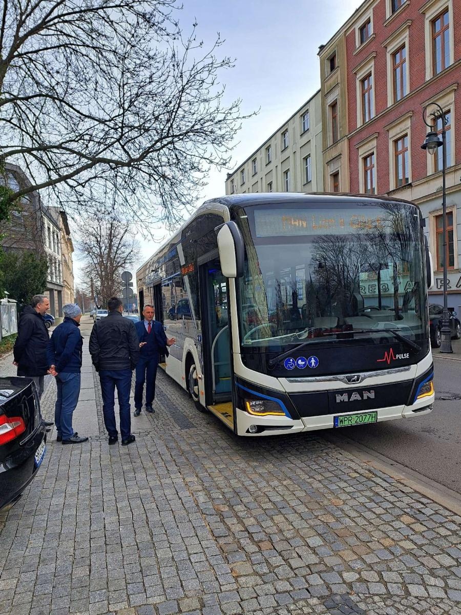 Zdjęcie w galerii na portalu naszraciborz.pl: Elektryczny MAN na testach w Raciborzu. W sierpniu przyjadą diesle Solarisa wiadomości z regionu