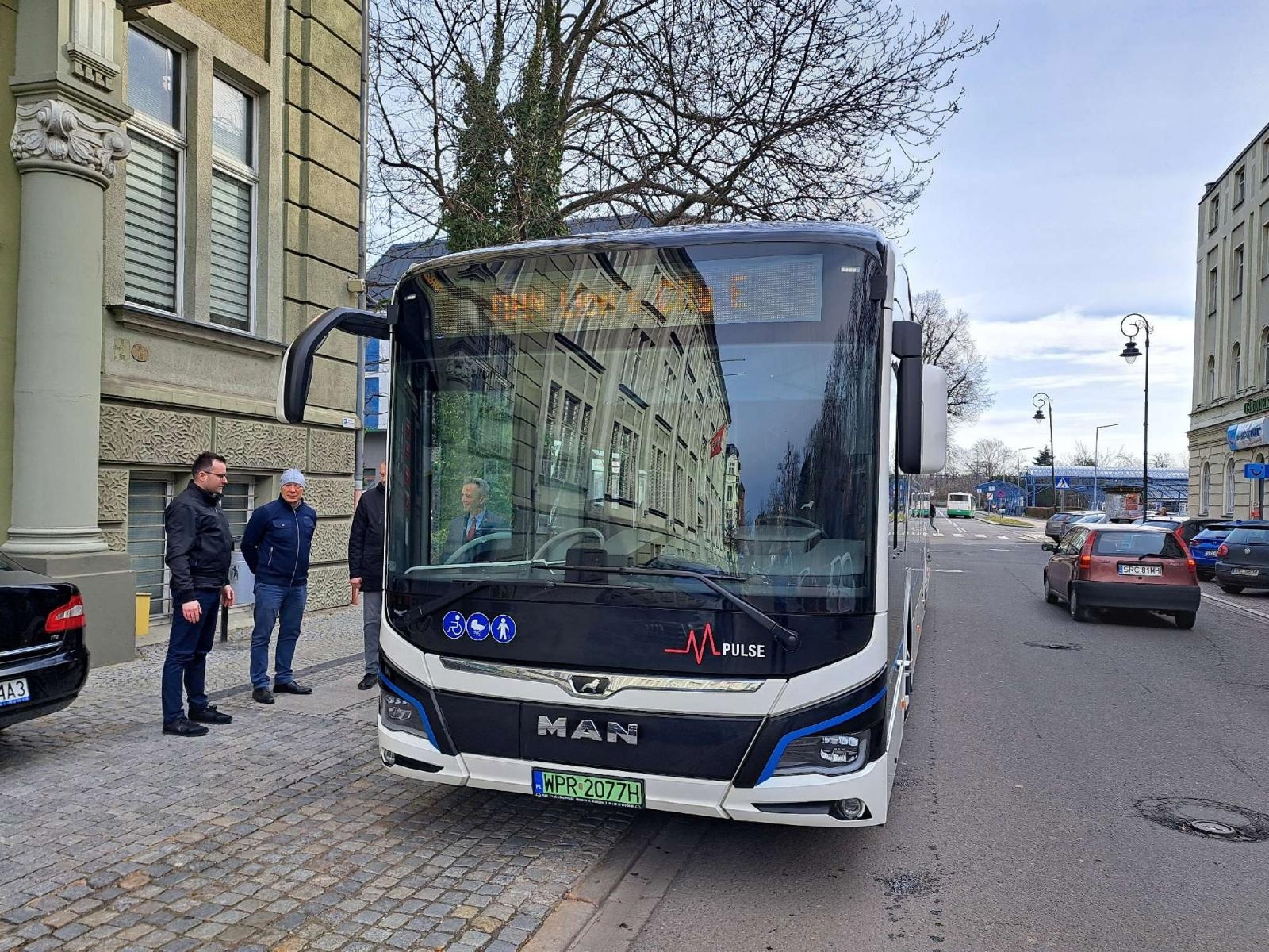 Zdjęcie w galerii na portalu naszraciborz.pl: Elektryczny MAN na testach w Raciborzu. W sierpniu przyjadą diesle Solarisa wiadomości z regionu