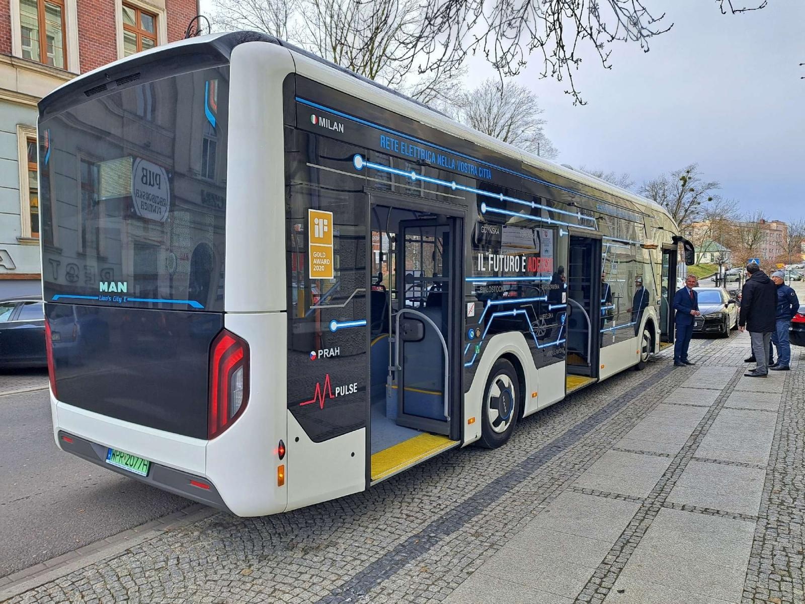 Zdjęcie w galerii na portalu naszraciborz.pl: Elektryczny MAN na testach w Raciborzu. W sierpniu przyjadą diesle Solarisa wiadomości z regionu