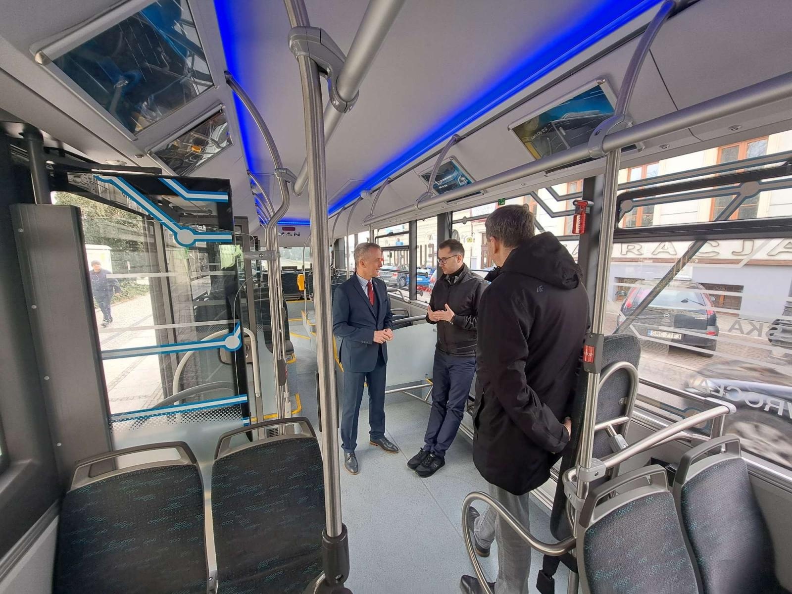 Zdjęcie w galerii na portalu naszraciborz.pl: Elektryczny MAN na testach w Raciborzu. W sierpniu przyjadą diesle Solarisa wiadomości z regionu