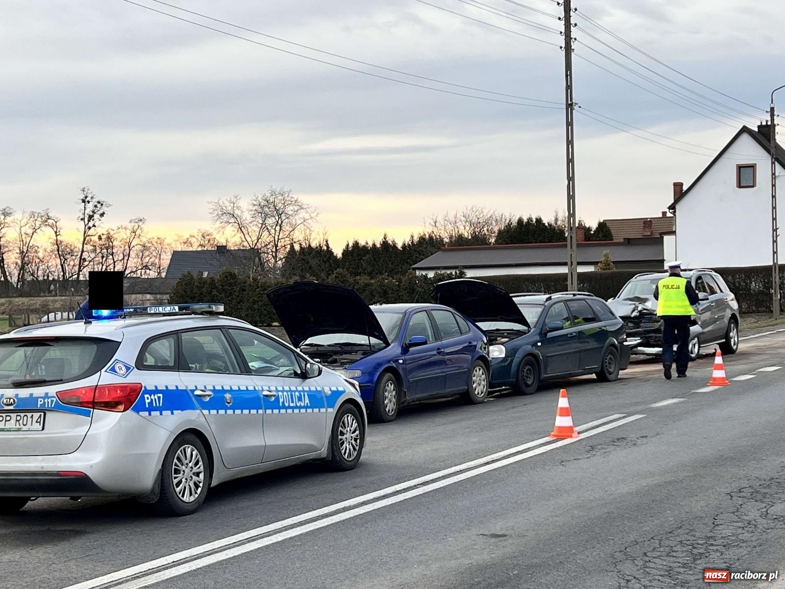 Zdjęcie w galerii na portalu naszraciborz.pl: Zderzenie trzech pojazdów na DK 45 w Studziennej [FOTO] wiadomości z regionu
