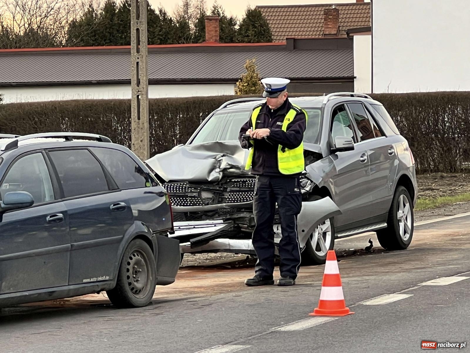 Zdjęcie w galerii na portalu naszraciborz.pl: Zderzenie trzech pojazdów na DK 45 w Studziennej [FOTO] wiadomości z regionu