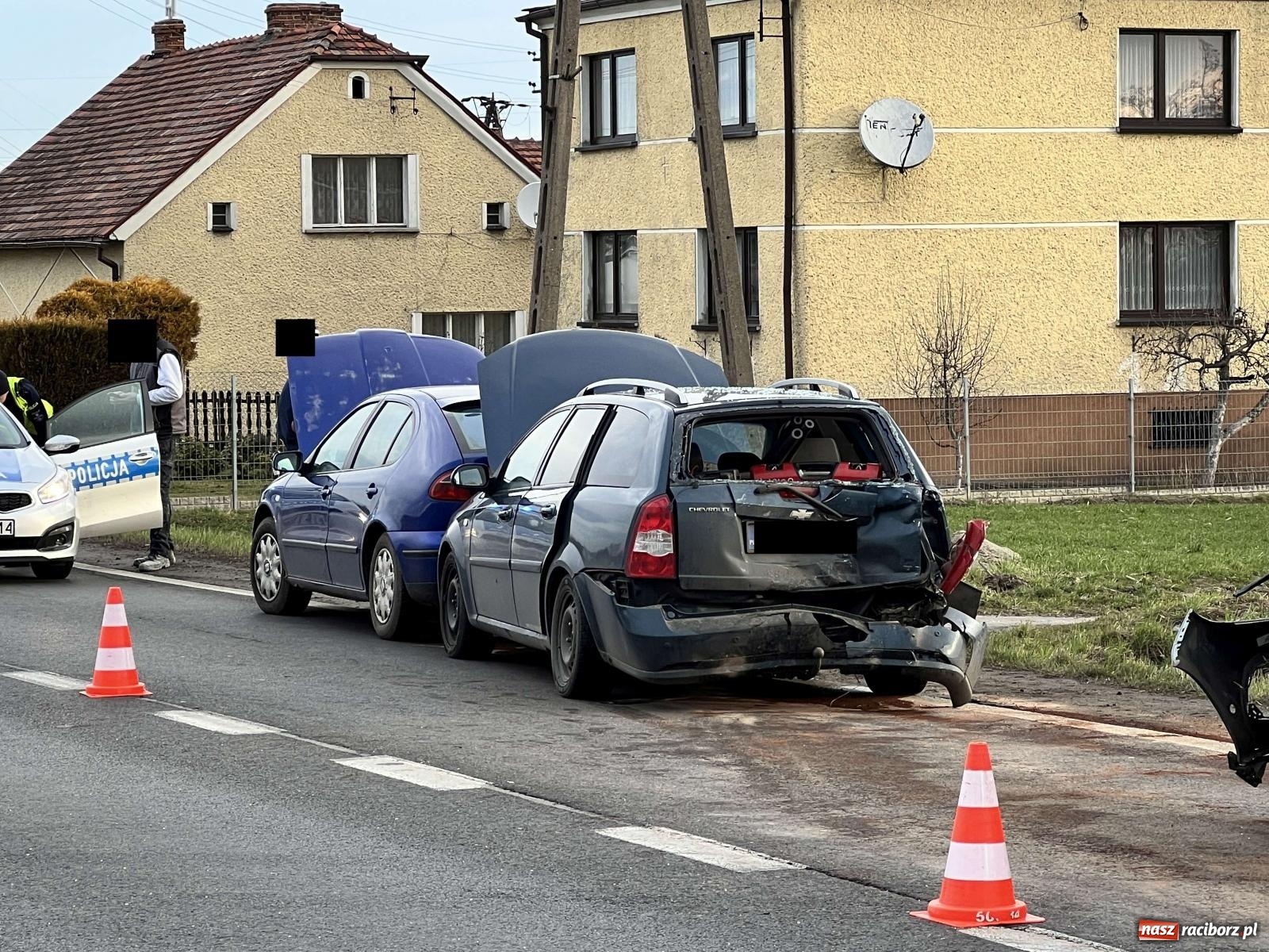 Zdjęcie w galerii na portalu naszraciborz.pl: Zderzenie trzech pojazdów na DK 45 w Studziennej [FOTO] wiadomości z regionu