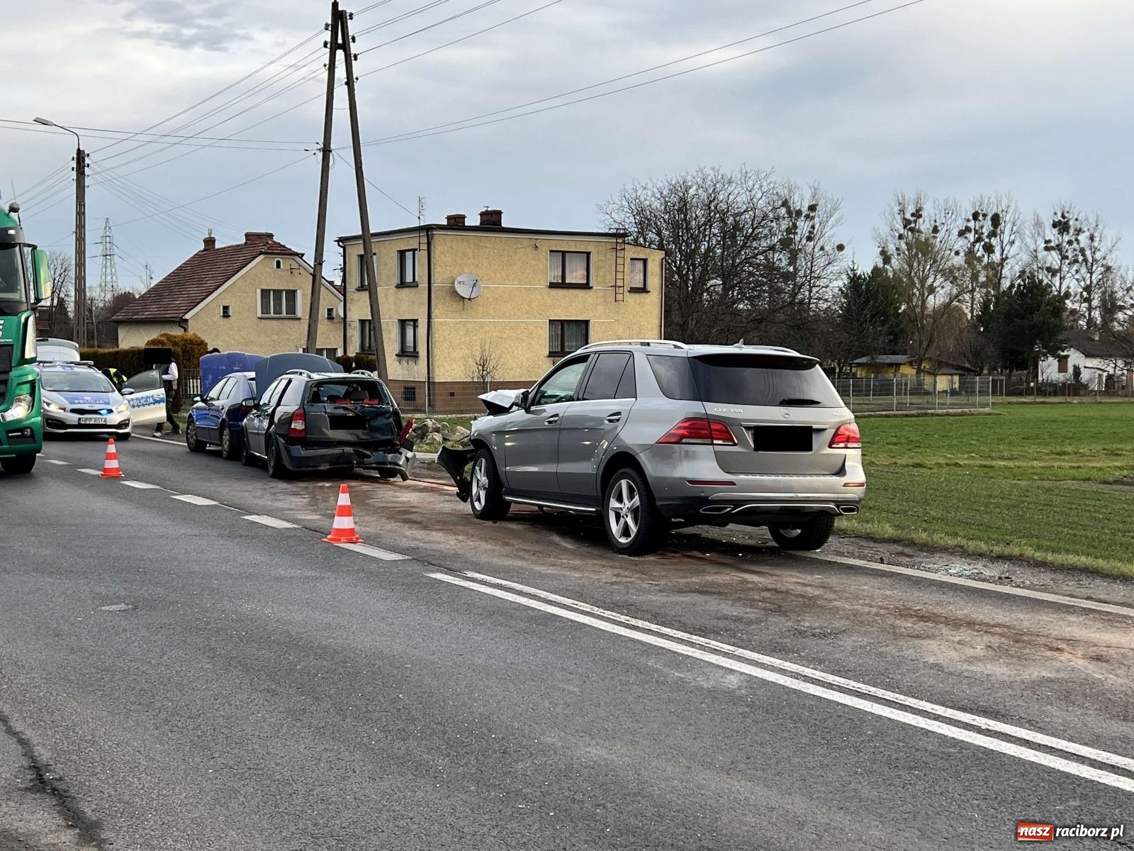 Zdjęcie w galerii na portalu naszraciborz.pl: Zderzenie trzech pojazdów na DK 45 w Studziennej [FOTO] wiadomości z regionu