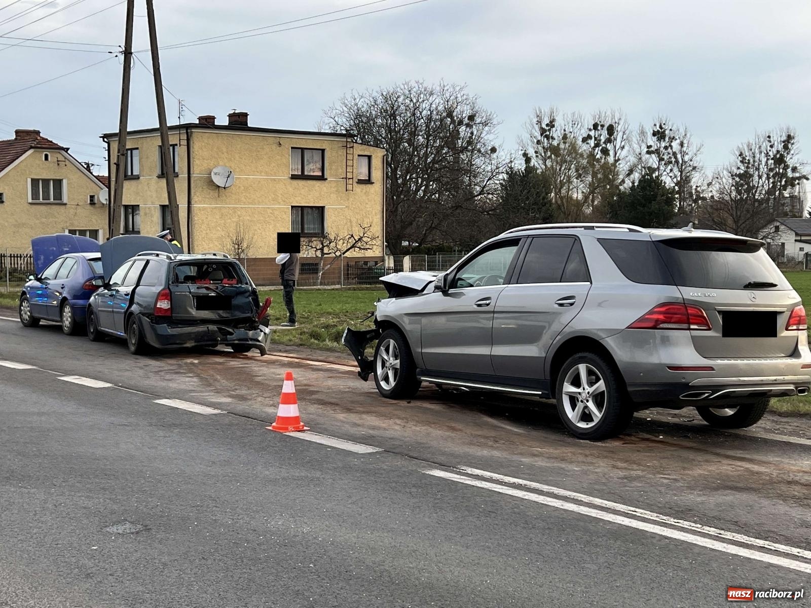 Zdjęcie w galerii na portalu naszraciborz.pl: Zderzenie trzech pojazdów na DK 45 w Studziennej [FOTO] wiadomości z regionu