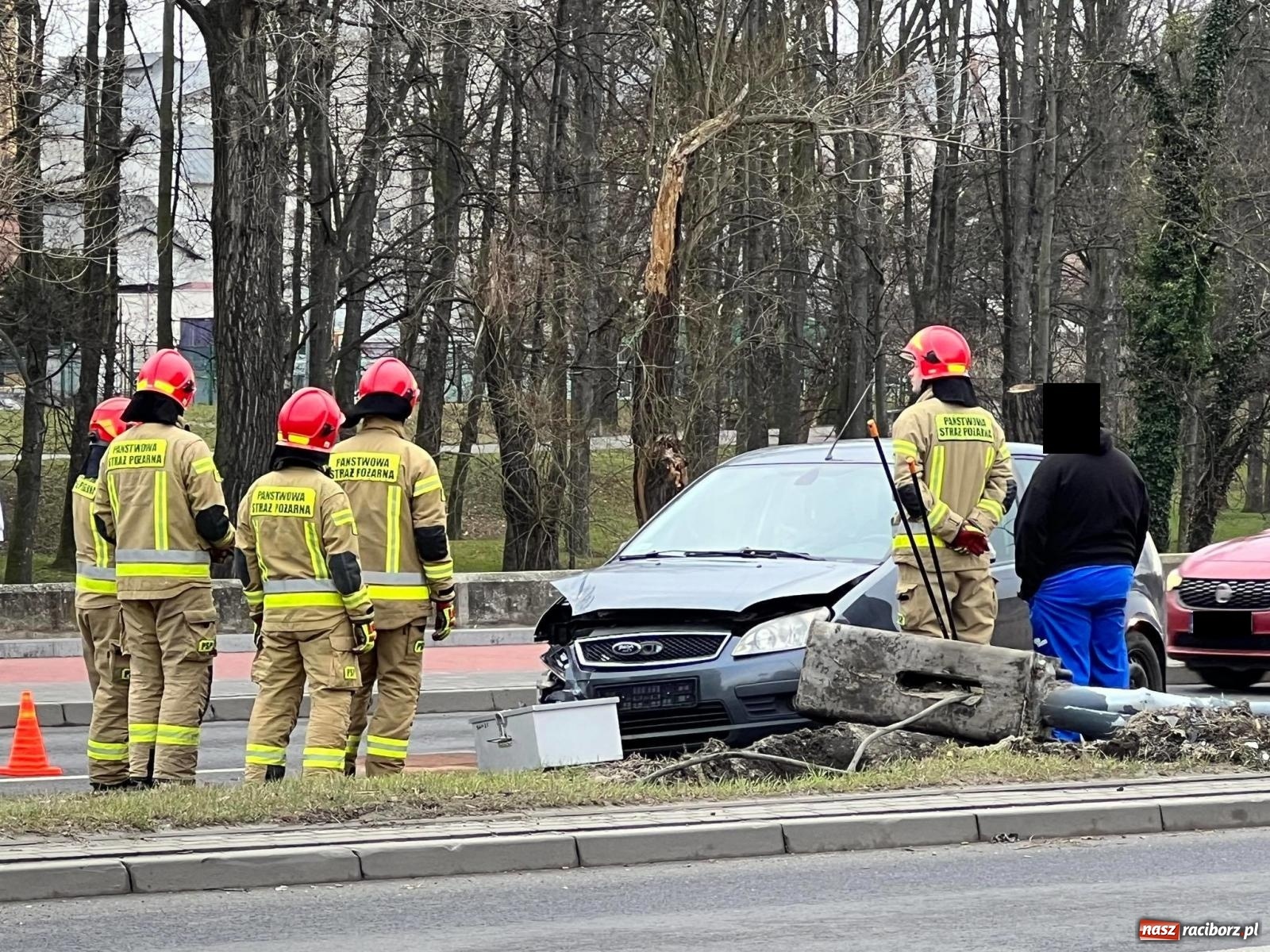 Zdjęcie w galerii na portalu naszraciborz.pl: Latarnia wyrwana wraz z podstawą. 19-latek przeszarżował na Reymonta wiadomości z regionu