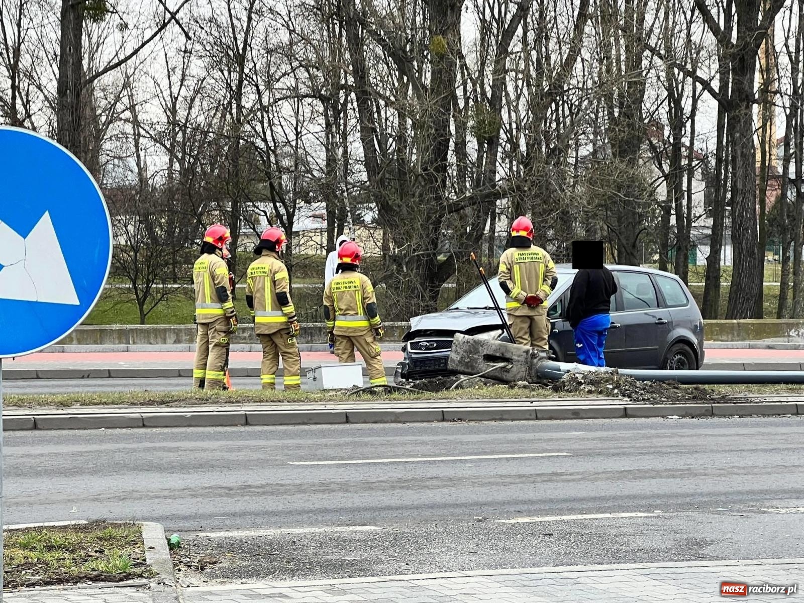 Zdjęcie w galerii na portalu naszraciborz.pl: Latarnia wyrwana wraz z podstawą. 19-latek przeszarżował na Reymonta wiadomości z regionu