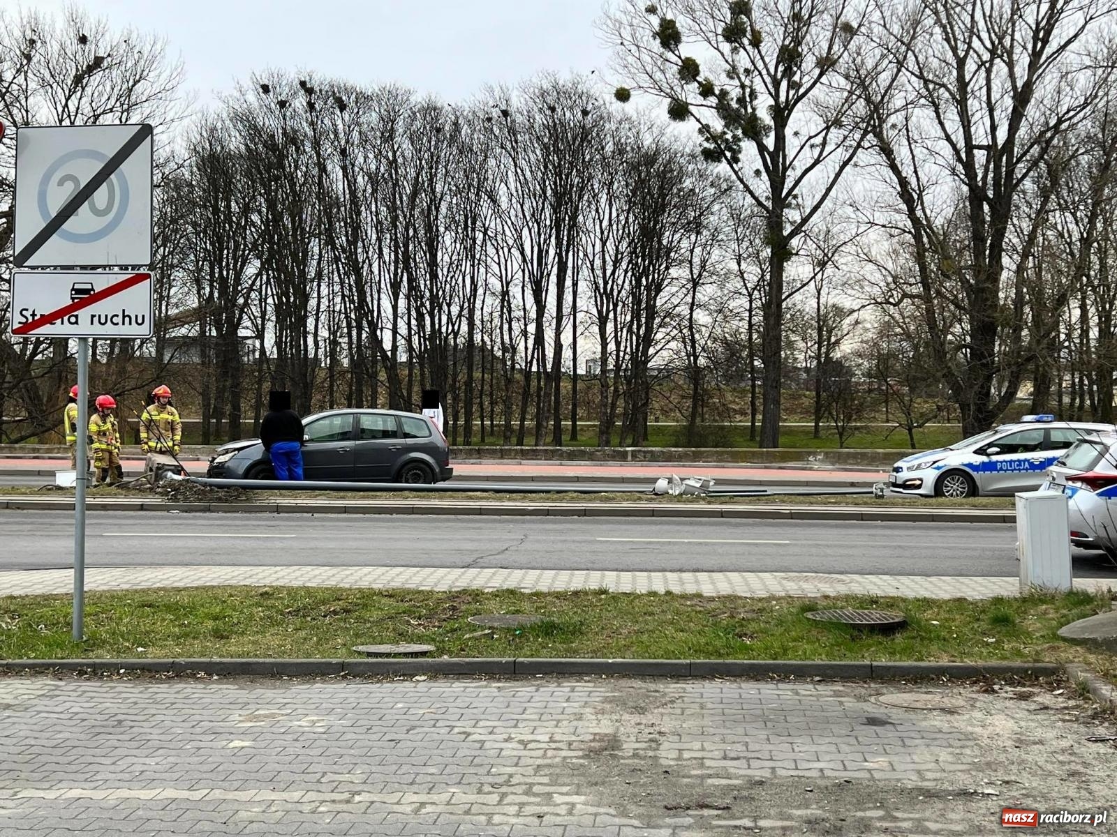 Zdjęcie w galerii na portalu naszraciborz.pl: Latarnia wyrwana wraz z podstawą. 19-latek przeszarżował na Reymonta wiadomości z regionu