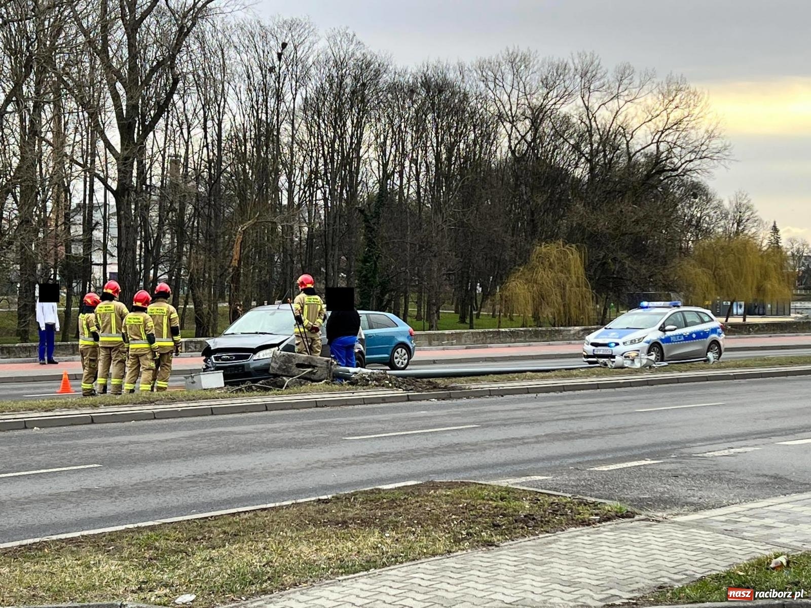 Zdjęcie w galerii na portalu naszraciborz.pl: Latarnia wyrwana wraz z podstawą. 19-latek przeszarżował na Reymonta wiadomości z regionu